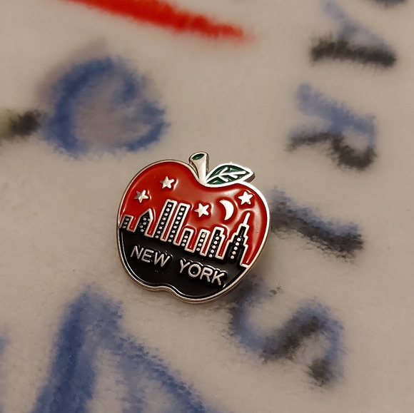 New York Pin - Picture 1 of 4